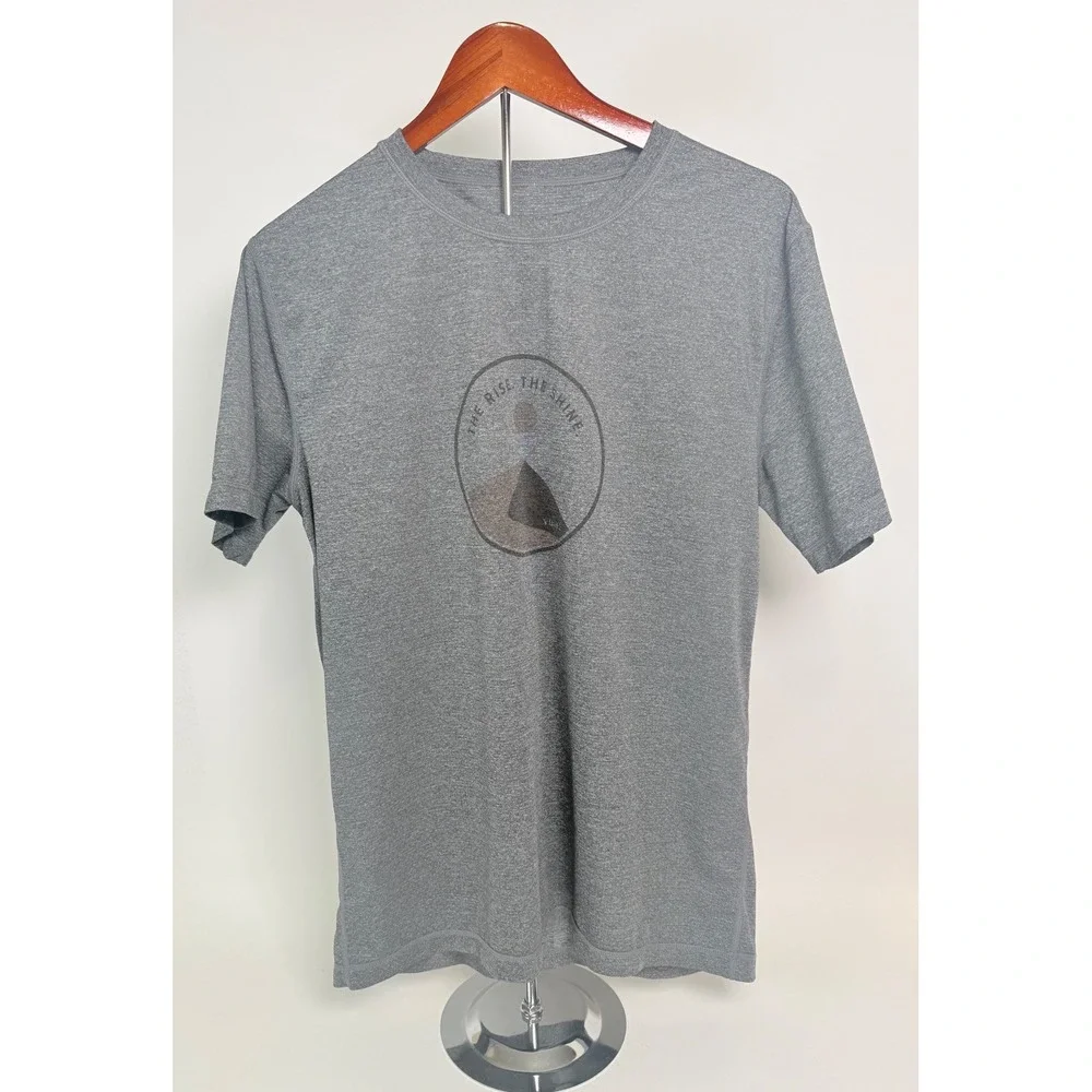 Vuori Tee Men's Medium The Rise The Shine Performance Athletic Graphic Gray